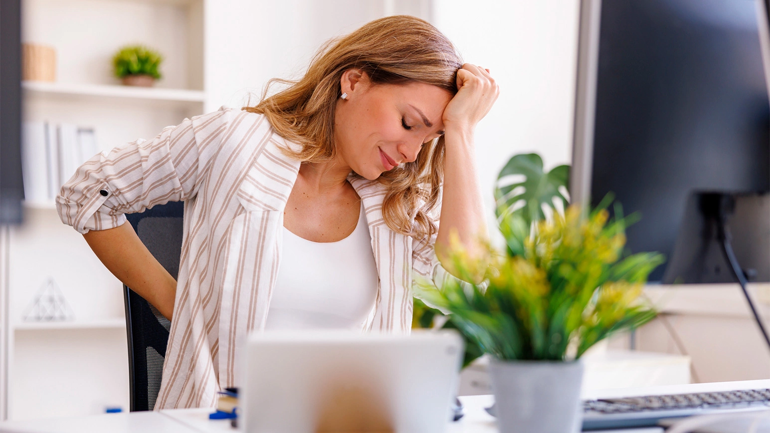 Mujer cansada entre otros sintomas de la premenopausia